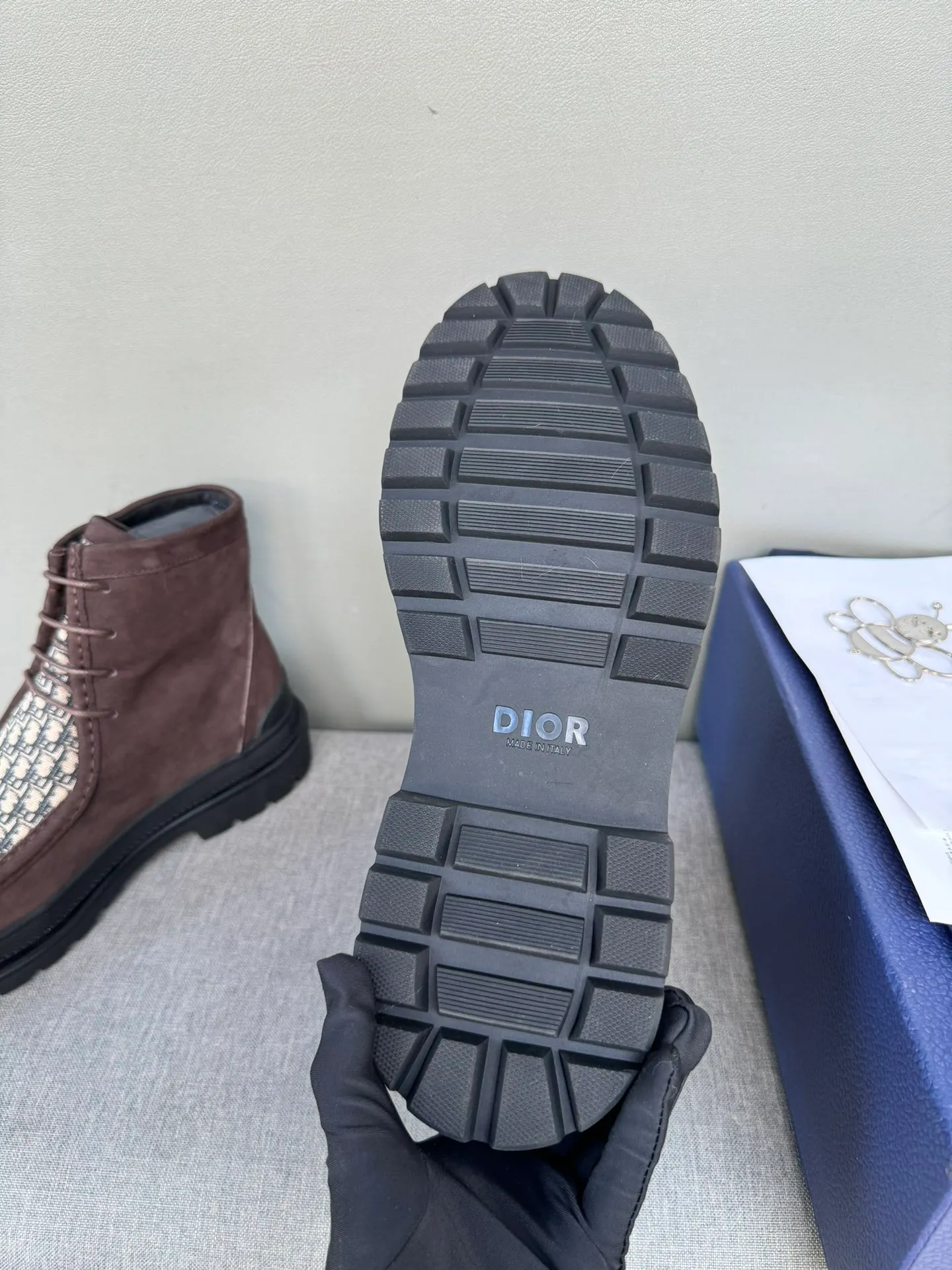 [DIOR] Top P: 1000💰 Number of yards: 39~44 (38.45 custom-made, non-refundable) Dior Dior~ Winter series, original 1:1 development Casual men's leather shoes Heavy investment, shoes and boots are made of imported cowhide + imported Dior special fabric Not easy to deform black cowhide lining Dior large hardware inlay Original TPU vacuum outsole, black cowhide Black open edge beads Military green suede Black suede Khaki suede leather is crafted by a large factory, and the perfect product is only prepared for you who know your taste! Any comparisons are welcome.